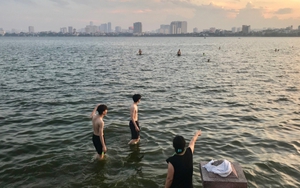 Người dân Hà Nội đua nhau đến bãi tắm tự phát để 'giải nhiệt', bất chấp nguy hiểm