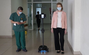 Trao tặng robot giúp bảo vệ bác sĩ Việt Nam ở tuyến đầu chống dịch COVID-19