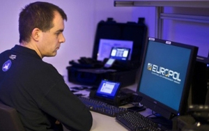 Đức điều tra mạng lưới tội phạm ấu dâm trực tuyến với hơn... 30.000 nghi can