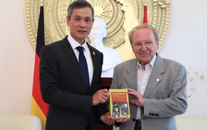 Nhà báo Hellmut Kapfenberger ra mắt cuốn sách về Chủ tịch Hồ Chí Minh tại Đức