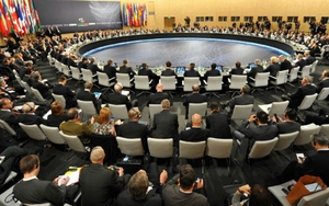 Chữ và nghĩa: Từ 'Hiệp sĩ bàn tròn' đến 'Hội nghị bàn tròn'