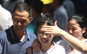 Kỳ thi tuyển sinh vào lớp 10 THPT: Nắng nóng gay gắt không làm chùn bước phụ huynh