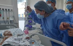 Phó Chủ tịch nước Đặng Thị Ngọc Thịnh thăm hai bé song sinh Trúc Nhi – Diệu Nhi