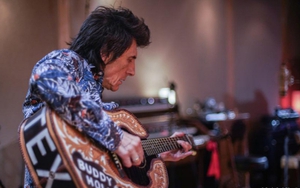 Phim tài liệu 'Somebody Up There Likes Me': Ronnie Wood - một 'tượng đài' của rock