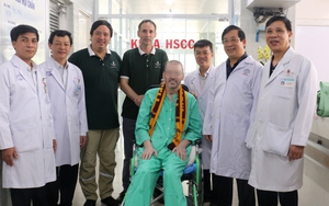 Bệnh nhân phi công người Anh nhắn nhủ mọi người 'không được chủ quan' với virus SARS-CoV-2