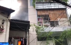 VIDEO: Giải cứu 8 người trong căn nhà bốc cháy ở trung tâm Sài Gòn