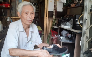 Nghiêng hẳn đời anh đi mà gạn/ một giọt người rất sáng rất trong