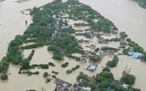 VIDEO: Lũ tràn đến chân Đại tượng Phật Trung Quốc