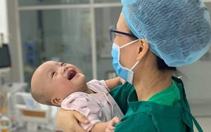 Trúc Nhi - Diệu Nhi cười tươi hạnh phúc trong vòng tay mẹ