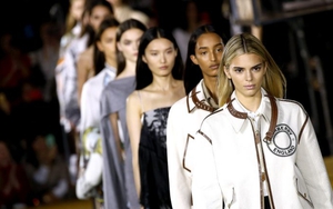 Độc đáo phong cách trình diễn thời trang trực tuyến thời Covid-19