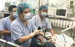 Sặc hạt điều, bé trai hai tuổi suy hô hấp phải thở máy