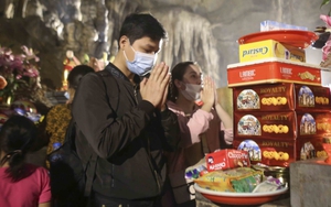 Gần 3 vạn du khách trẩy hội chùa Hương trong ngày đón khách trở lại