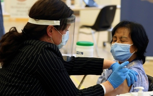 Canada tạm dừng tiêm vaccine phòng Covid-19 của AstraZeneca cho người dưới 55 tuổi