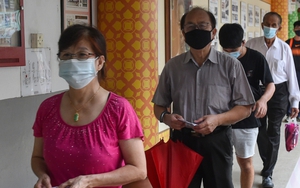 Những thói quen xấu khi đeo khẩu trang làm gia tăng nguy cơ nhiễm virus SARS-CoV-2