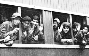 Thơ chống Mỹ và 'cuộc chia ly chói ngời sắc đỏ'