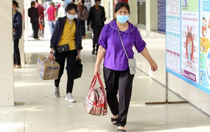 Đeo khẩu trang và giữ khoảng cách khi giao tiếp: Biện pháp tự phòng Covid-19