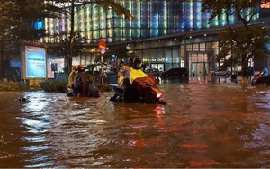 Hà Nội lý giải việc mưa ngập và hư hỏng bảng tuyên truyền nhiều tuyến phố