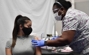 Người giàu đổ xô mua tour du lịch tiêm vaccine Covid-19 tới Mỹ, Nga