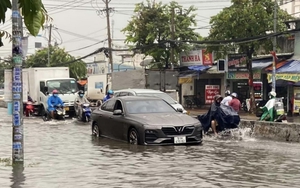 Mưa dông kéo dài 5 tiếng khiến nhiều khu vực ở TP. Hồ Chí Minh ngập nặng
