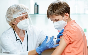 Dịch Covid-19: EU cho phép sử dụng vaccine của Pfizer cho trẻ 12-15 tuổi