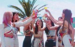 Twice 'quẩy' tung mùa hè với MV 'Alcool-Free'