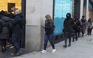 Anh gia hạn lộ trình phong tỏa do ca mắc Covid-19 tăng trở lại