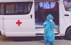 Clip: Bé gái 5 tuổi mắc Covid-19 lên xe đi điều trị khiến cộng đồng mạng xót xa