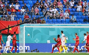 Nhật ký EURO bằng thơ: Ngọn cờ Shaqiri - Bức tường thành Sommer