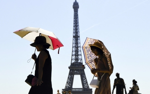 Tháp Eiffel đón du khách trở lại sau 9 tháng đóng cửa do dịch COVID-19