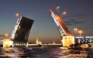 Trầm trồ xem cầu mở về đêm ở St. Petersburg, Nga