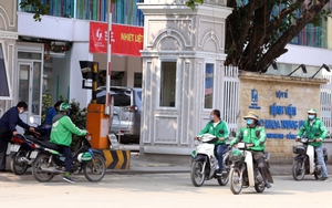 Hà Nội tạm dừng một số dịch vụ xe công nghệ và xe ôm