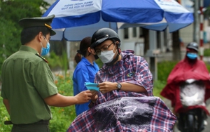 Tiềm ẩn nguy cơ lây nhiễm Covid-19 qua kiểm soát giấy đi đường