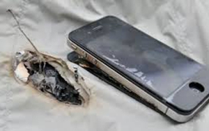 Bé 7 tuổi tử vong do dùng điện thoại đang sạc pin