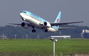 Tình hình Afghanistan: Hàng không quốc tế xoay xở tránh 'tên bay đạn lạc'