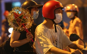 Người dân Hà Nội mua sắm đón Tết Trung thu đặc biệt