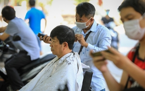 Người dân Thủ đô ra đường cắt tóc sau nhiều ngày ở trong nhà