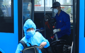 Hà Nội: Đưa người dân phường Thanh Xuân Trung từ khu cách ly trở về