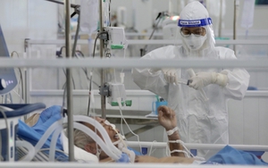 Vào nơi giành giật sự sống với tử thần Covid-19