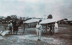 Ảnh = Ký ức = Lịch sử (Kỳ 8): Cuộc trình diễn máy bay đầu tiên tại Kinh đô Huế