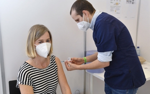 Bỉ tiêm vaccine Covid-19 liều tăng cường cho người trên 65 tuổi