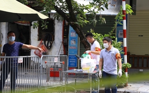 Hình ảnh tiếp tế cho người dân trong khu vực phong tỏa Bệnh viện Việt Đức