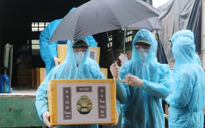 Hình ảnh bàn giao tro cốt cho gia đình có người tử vong do dịch Covid-19 ở An Giang