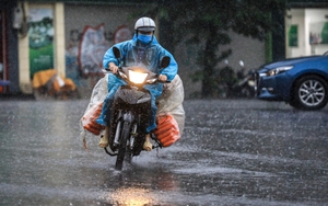 Ngày 13/10, bão Kompasu đi vào Biển Đông và tiếp tục mạnh thêm