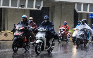 Mưa gây ngập nhẹ một số điểm phố Hà Nội nhưng không ách tắc giao thông