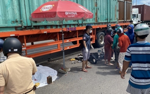 Va chạm với xe đầu kéo, hai người đi xe đạp điện tử vong tại Bình Định