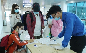Hành khách đi máy bay vẫn phải kê khai thông tin di chuyển