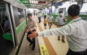 Chùm ảnh: Người Hà Nội háo hức trải nghiệm đi tàu tuyến Cát Linh-Hà Đông