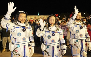 Nữ phi hành gia Trung Quốc đầu tiên đi bộ ngoài không gian