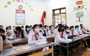 Học sinh lớp 12 Nghệ An trở lại trường sau gần 3 tháng học trực tuyến