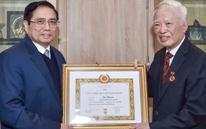 Thủ tướng Phạm Minh Chính trao tặng nguyên Phó Thủ tướng Vũ Khoan Huy hiệu 60 năm tuổi Đảng